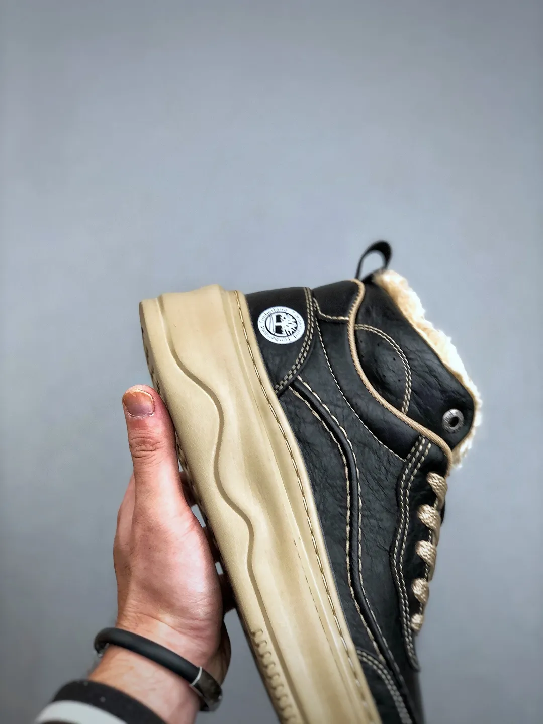 Local pick-up💰 520 supports store Timberland/Timberland classic 25ss new mid-high top (plus velvet) Classic re-engineered brand new upgrade Guangdong factory quality Original box original packaging The fabric is made of Italian top frosted cowhide with anti-odor and anti-corrosion genuine leather latex insoles to give you a perfect wearing experience High-quality and durable, a must-have for sportsmen Specially designed to treat the unsightly High-quality feet with first-class feel Exclusive supply Official item number: TB23066 Size: 39 40 41 42 43 44